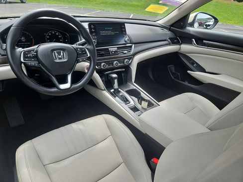 Used 2018 Honda Accord Touring image 2