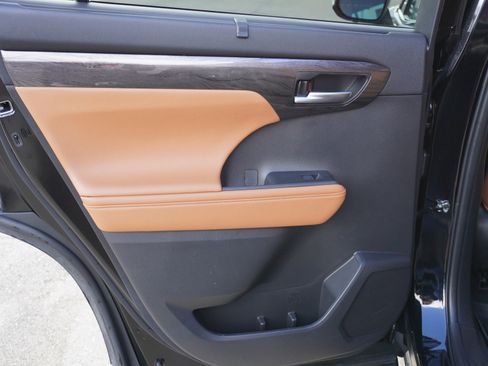 Used 2024 Toyota Highlander Platinum image 12