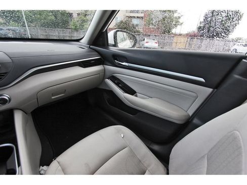 Used 2022 Nissan Altima 2.5 SV w/ SV Premium Package FWD image 11