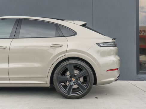 Used 2025 Porsche Cayenne GTS AWD/4WD image 20