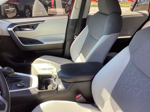 Used 2021 Toyota RAV4 XLE image 12