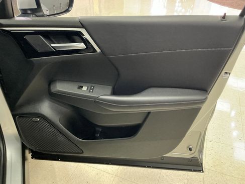 Used 2025 Mitsubishi Outlander AWD image 29
