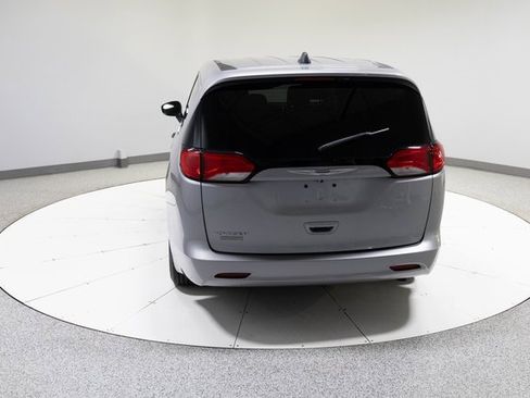 Used 2020 Chrysler Voyager L image 7