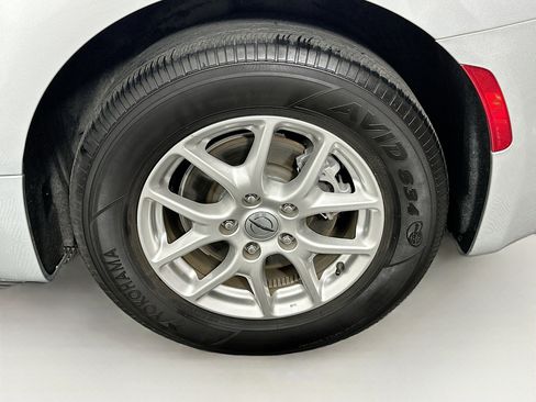 Used 2024 Chrysler Pacifica Touring-L image 11