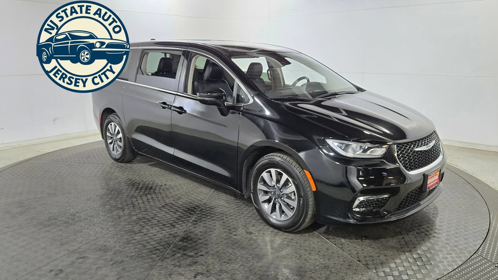 Used 2024 Chrysler Pacifica Limited FWD image 15