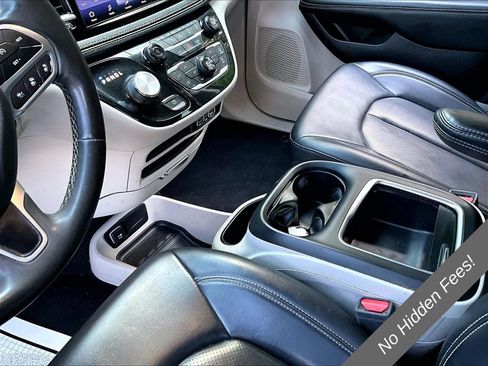 Used 2023 Chrysler Pacifica Touring-L FWD image 10