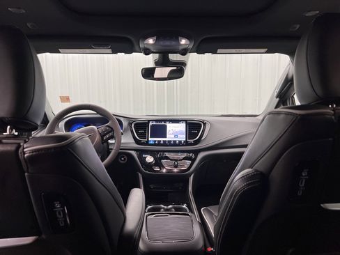 Used 2026 Chrysler Pacifica Limited w/ Uconnect Theater Family Group image 15