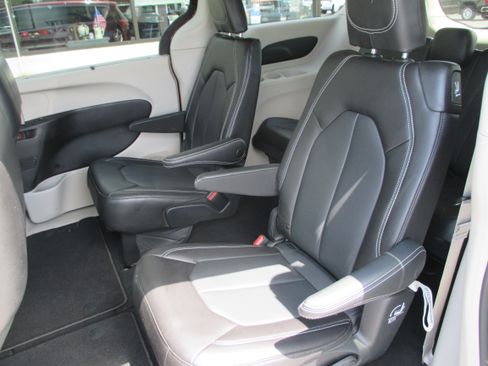 Used 2023 Chrysler Pacifica Touring-L FWD image 11