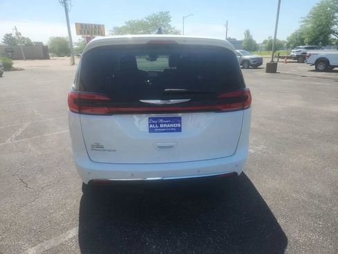 Used 2023 Chrysler Pacifica Touring-L FWD image 8