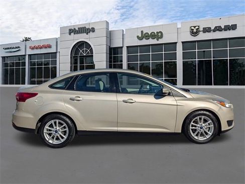 Used 2017 Ford Focus SE image 2