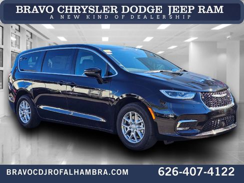 New 2026 Chrysler Pacifica Select image 1