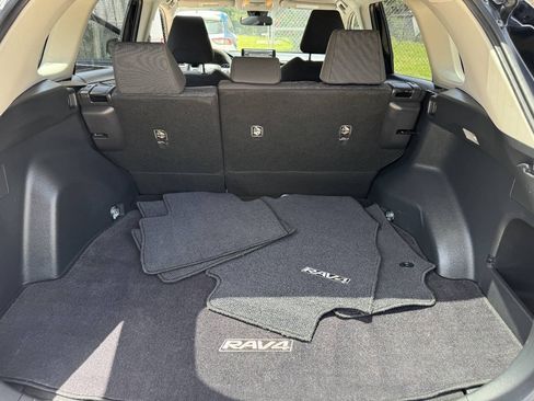 Used 2019 Toyota RAV4 LE FWD image 21