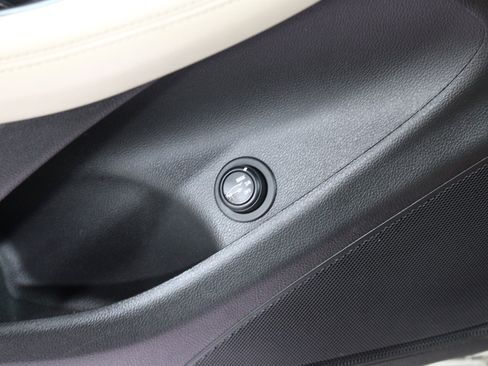 Used 2017 Buick Envision Essence image 9