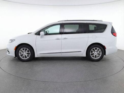 Used 2024 Chrysler Pacifica Touring-L image 5