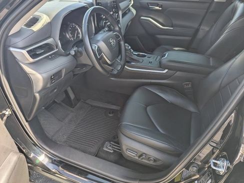 Used 2022 Toyota Highlander XLE FWD image 9