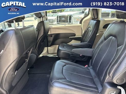 Used 2024 Chrysler Pacifica Touring-L FWD image 17