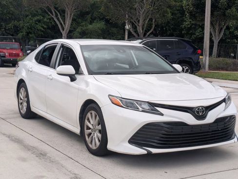 Used 2020 Toyota Camry LE image 3