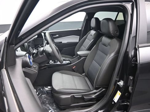 Used 2025 Chevrolet Trax LT FWD image 19