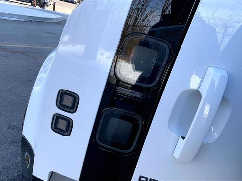 New 2026 Land Rover Defender 110 X-Dynamic SE image 14