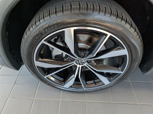 Used 2024 Volkswagen Tiguan SEL R-Line w/ MDO Package, Two-Row AWD/4WD image 9