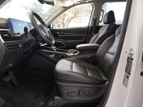 Used 2024 Kia Telluride EX w/ EX Captain's Chair Package FWD image 9