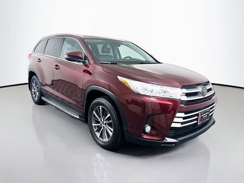 Used 2019 Toyota Highlander XLE image 3