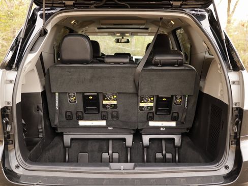 Used 2017 Toyota Sienna SE image 33