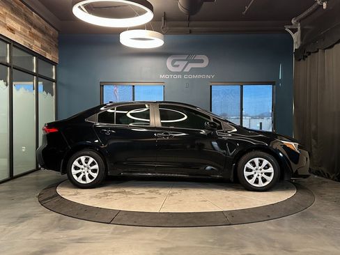 Used 2025 Toyota Corolla LE image 2