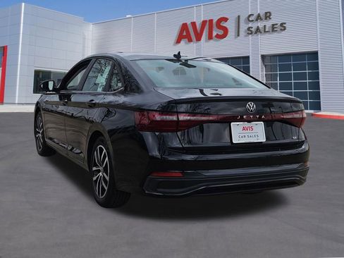 Used 2025 Volkswagen Jetta SE image 3