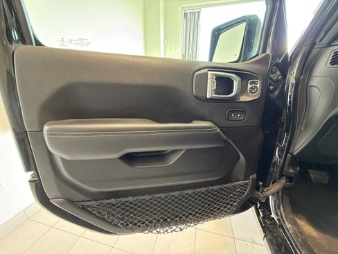 Used 2023 Jeep Wrangler Unlimited Sahara AWD/4WD image 11
