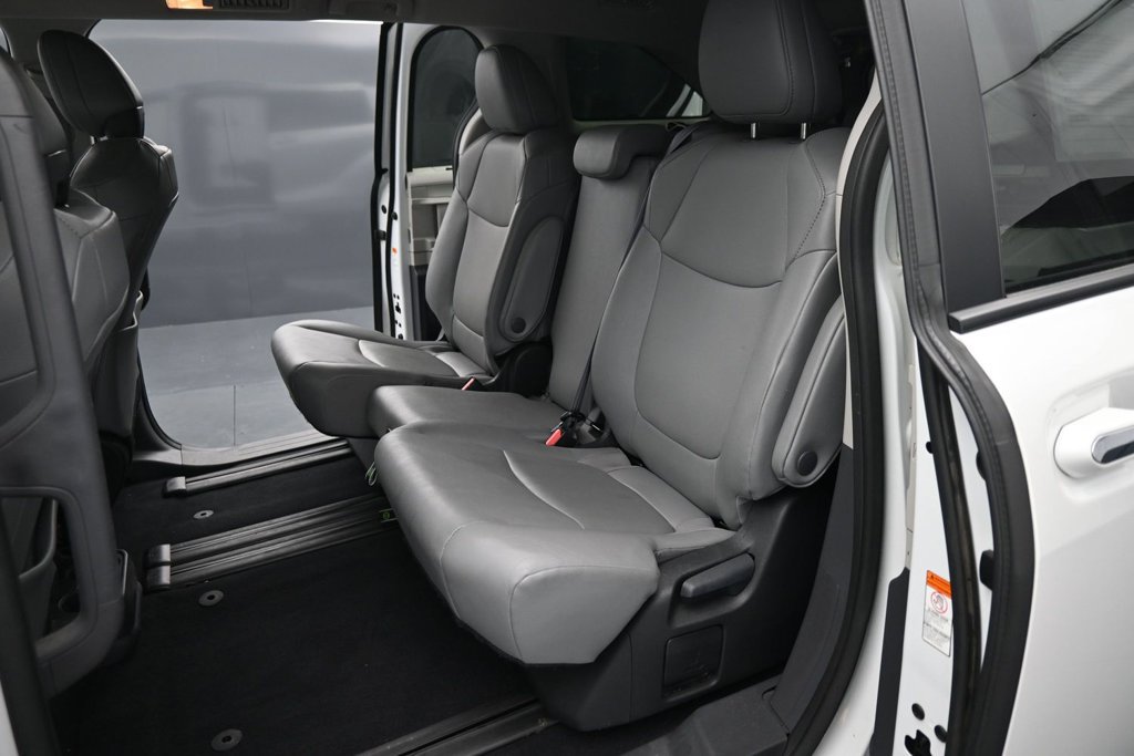 Used 2024 Toyota Sienna XLE FWD image 17