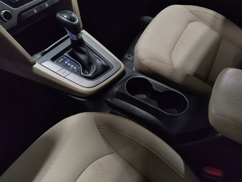 Used 2017 Hyundai Elantra SE image 26