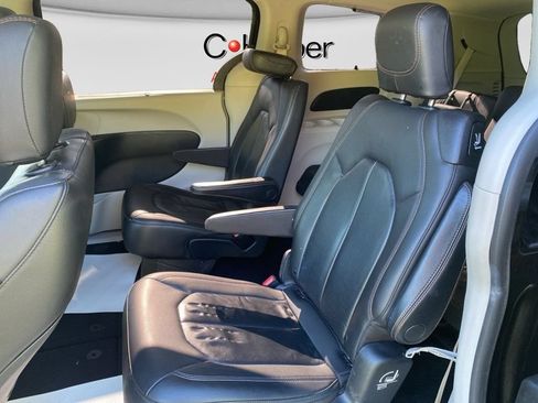Used 2020 Chrysler Pacifica Touring-L FWD image 23