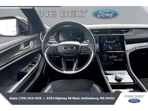 Used 2022 Jeep Grand Cherokee Altitude AWD/4WD image 5