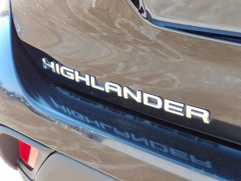 Used 2024 Toyota Highlander LE image 30