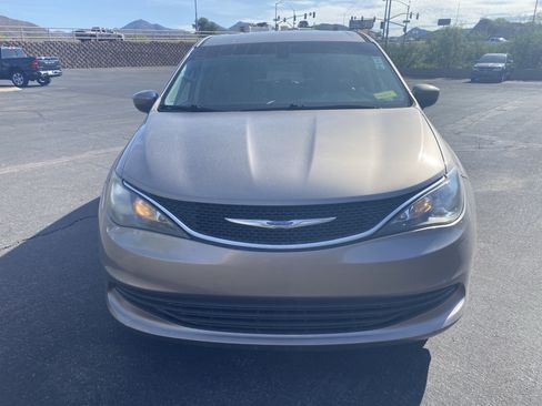 Used 2018 Chrysler Pacifica LX w/ Tire & Wheel Group FWD image 6