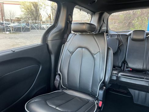 Used 2025 Chrysler Pacifica Limited image 44