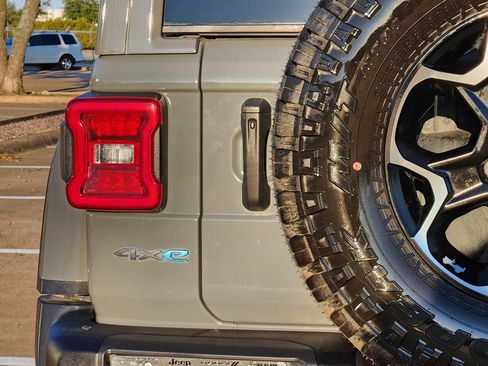 Used 2021 Jeep Wrangler Unlimited Rubicon 4xe w/ Steel Bumper Group AWD/4WD image 15