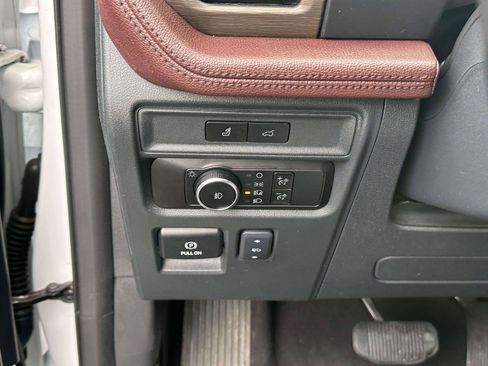 Used 2024 Ford Expedition Limited image 19