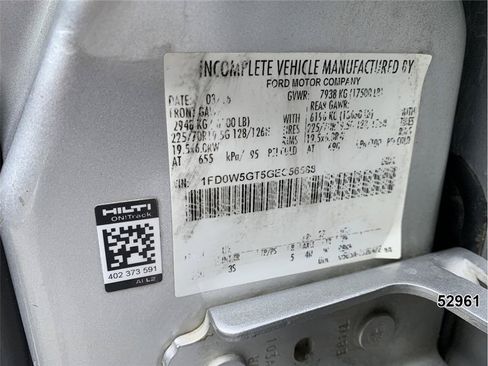 Used 2016 Ford F550 2WD Crew Cab Super Duty w/ XLT Interior Package image 12