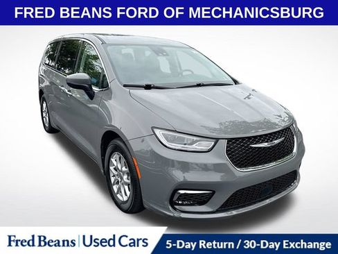 Used 2023 Chrysler Pacifica Touring-L FWD image 1