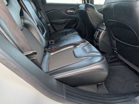 Used 2022 Jeep Cherokee Latitude Plus AWD/4WD image 19