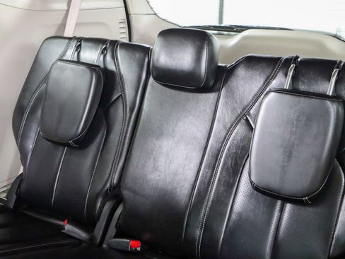 Used 2023 Chrysler Pacifica Touring-L image 25