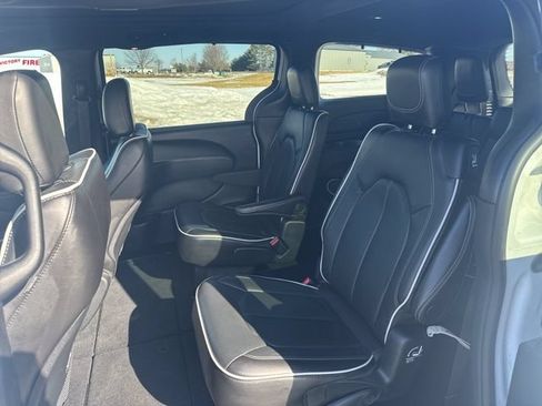 Used 2025 Chrysler Pacifica Limited FWD image 28
