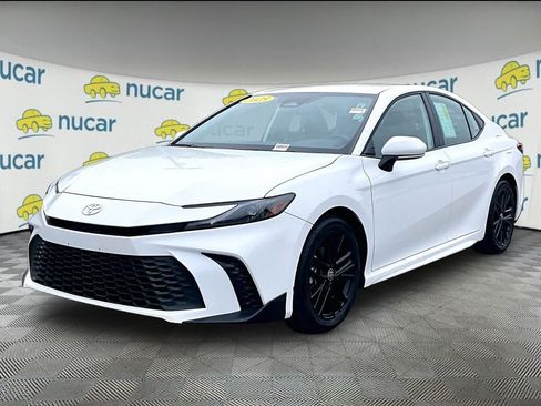 Used 2025 Toyota Camry SE FWD image 3