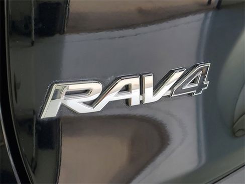 Used 2022 Toyota RAV4 XLE image 8