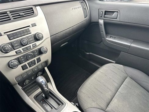 Used 2011 Ford Focus SE image 32