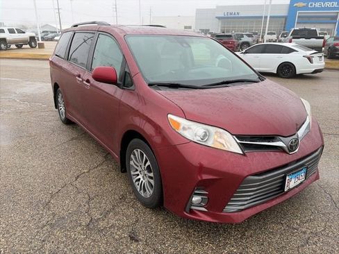 Used 2020 Toyota Sienna XLE image 2
