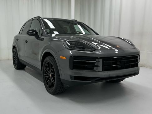 Used 2025 Porsche Cayenne image 2