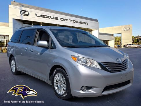 Used 2015 Toyota Sienna XLE image 1